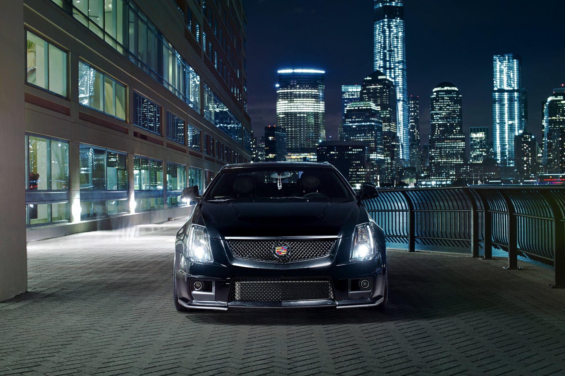 cadillac cts-v nero cadillac notte luci della città di fronte