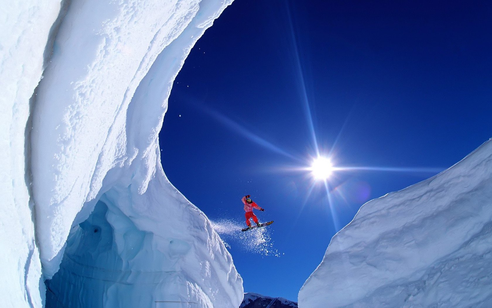 sur le visage snowboard vol montagnes enneigées soleil lueur neige saut extrême montagnes