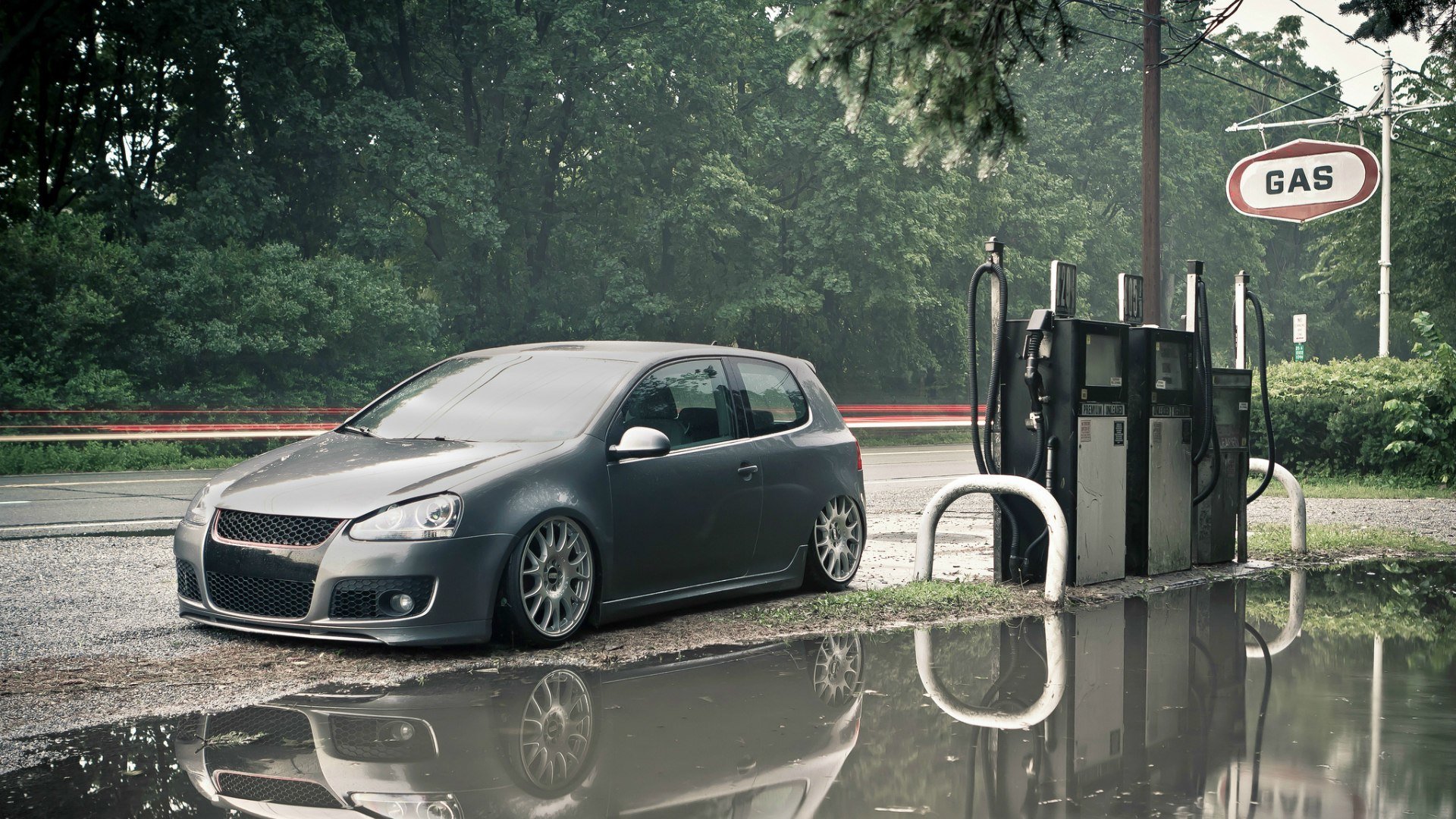 volkswagen golf tankowanie gaz droga kałuża