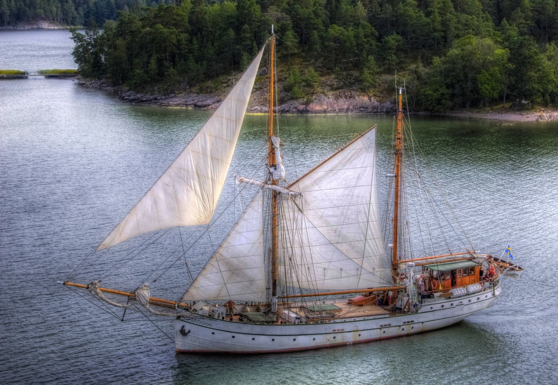 nave barca a vela fiume foresta foto