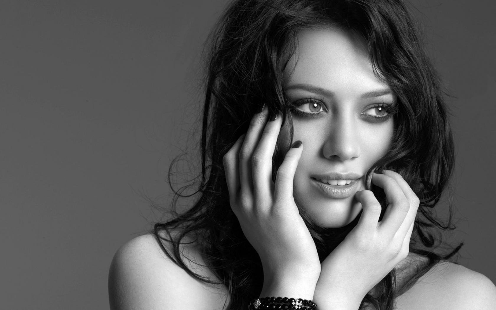 hilary duff sonrisa mirada blanco y negro modelos retrato niñas ojos cara gris b-w cabello rizos morena labios dientes fondo gris mujeres