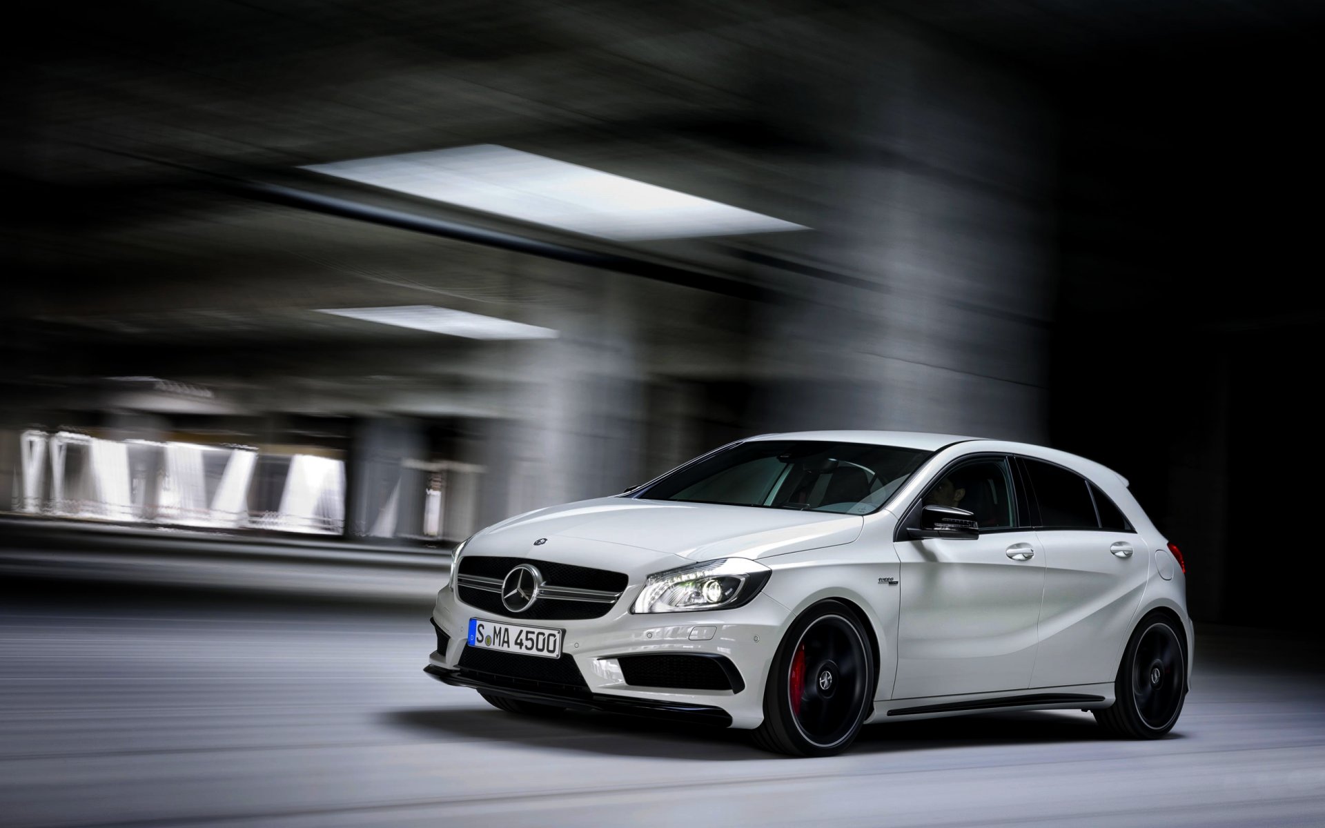 mercedes-benz a45 amg mercedes auto biały w ruchu samochód mercedes