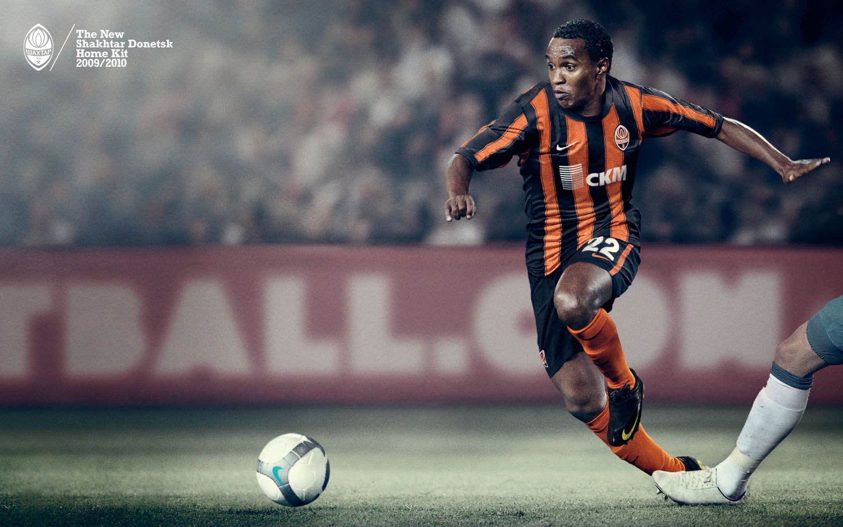 luiz adriano falta en medio del juego fc shakhtar donetsk nike juego fútbol deporte futbolista estadio césped pelota aficionados