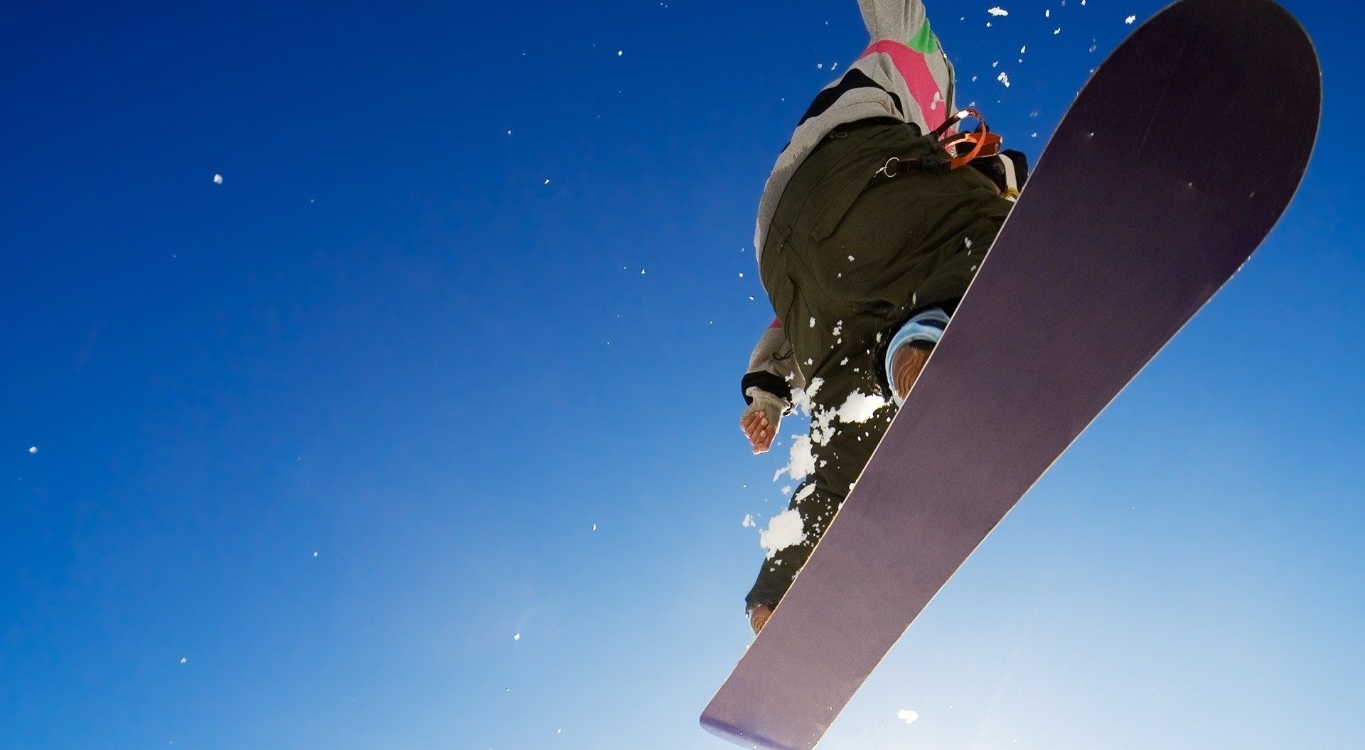 wolkenloser himmel fliegen brett athlet winter freund himmel schnee snowboard