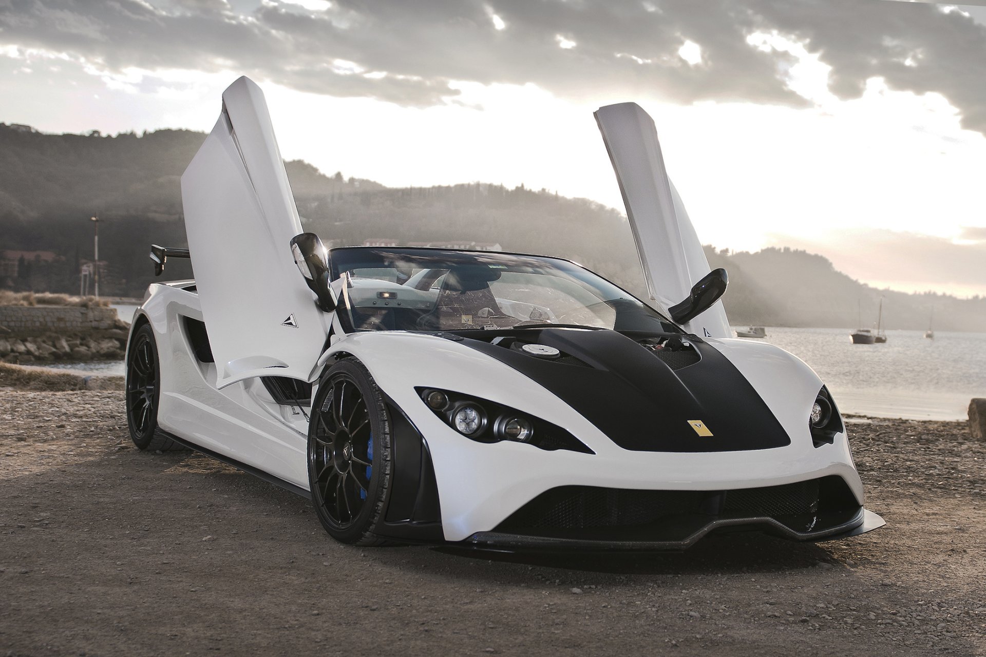 tushek renovatio t500 supercar blanc plage montagnes eau bateaux