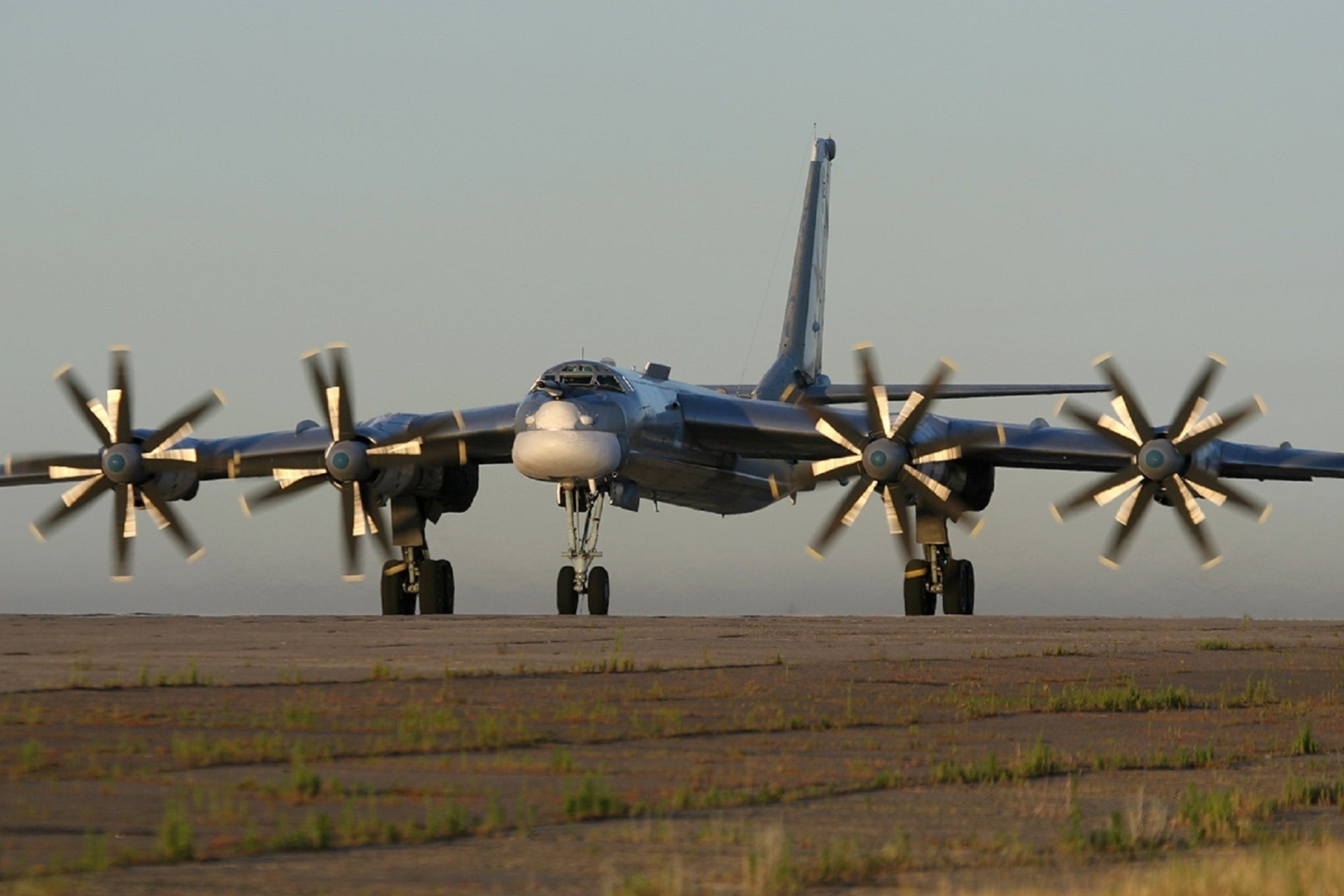 tu-95 gris avión tupolev