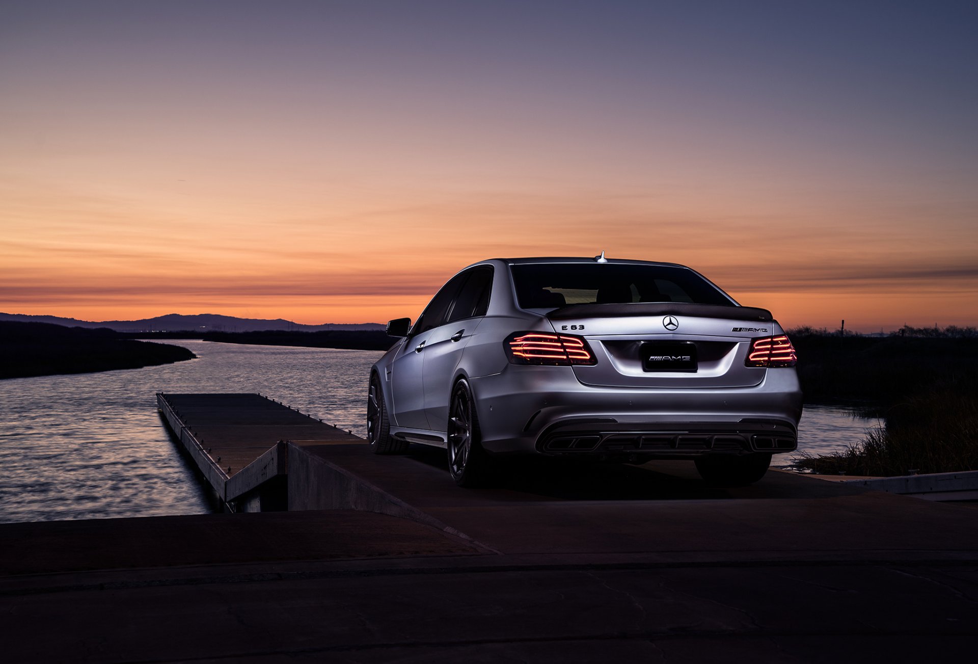 mercedes-benz e63 amg s modo carbono sonido deportes de motor puesta de sol mate gris coche trasero