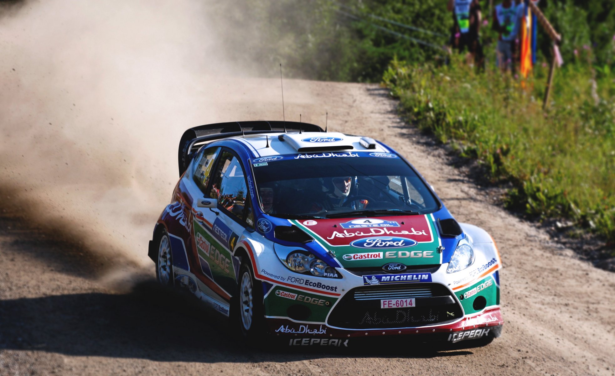 ford fiesta wrc rally auto auto sport corsa anteriore fari cofano polvere calore giorno