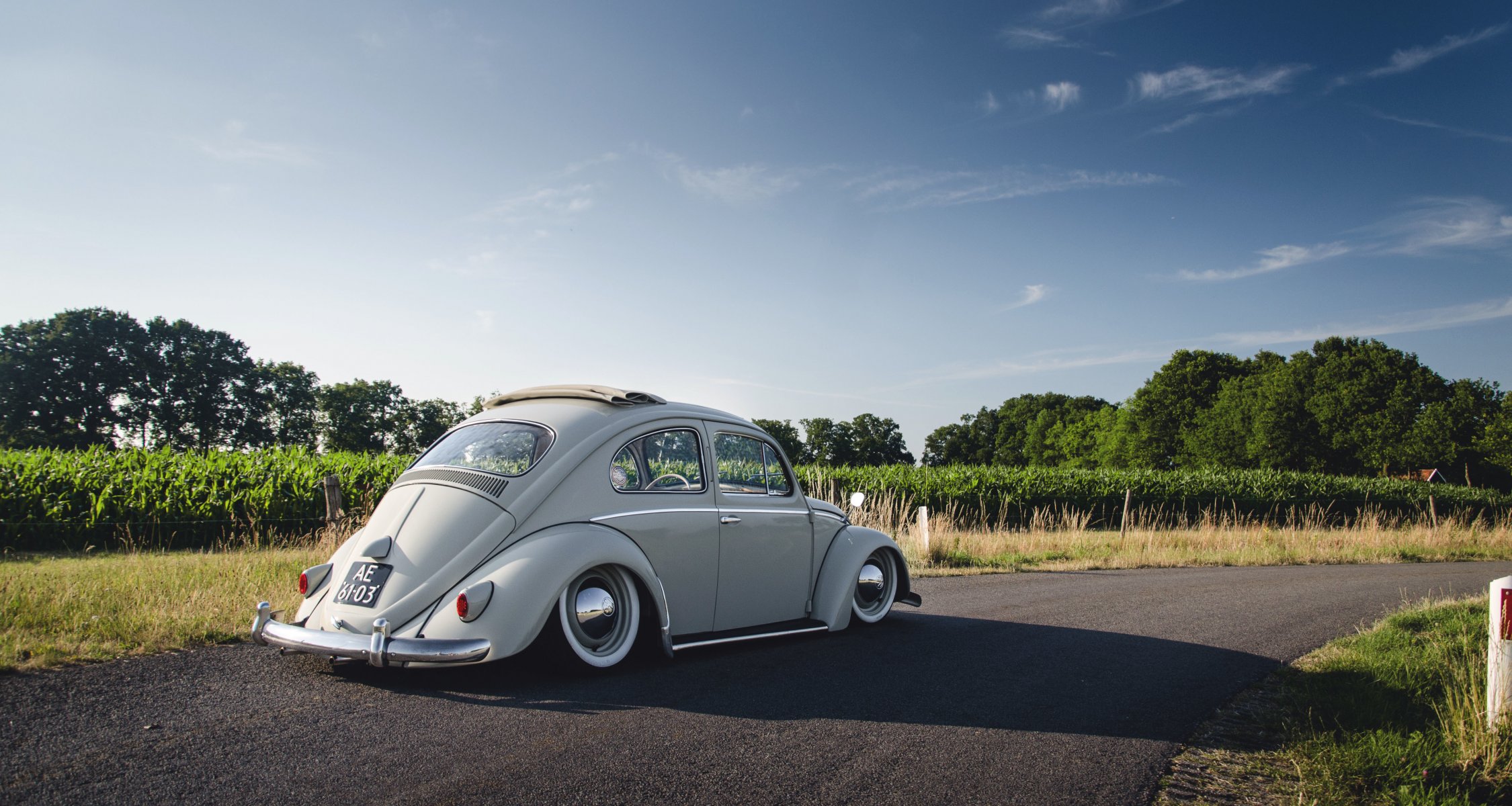 volkswagen beetle szyberdach cień droga niebo