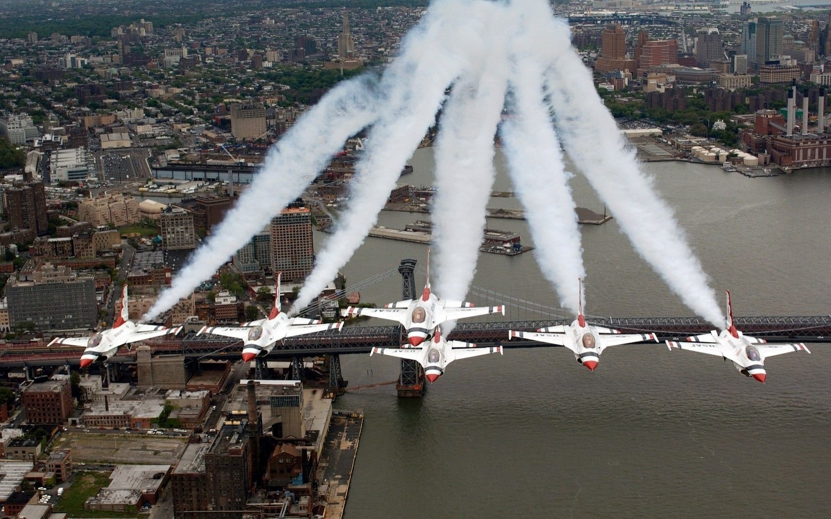 aircrafts spettacoli sopra la città planes aerei figura pennacchio fumo airshow aria volo acrobazia trasporto aereo