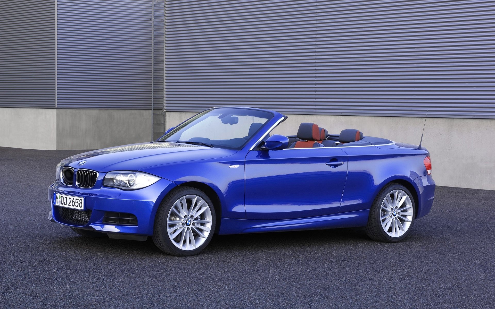 bmw 135i bleu boomer auto cabriolet asphalte