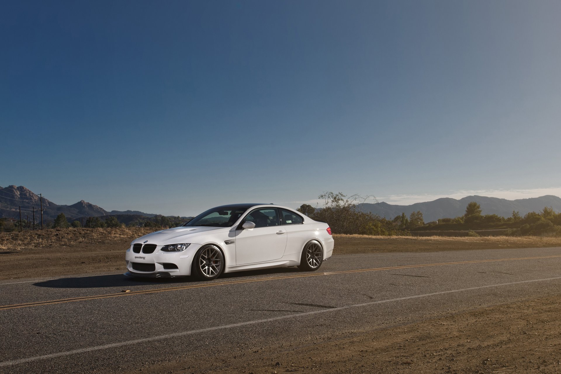 bmw m3 e92 bmw bianco vista frontale cielo montagna