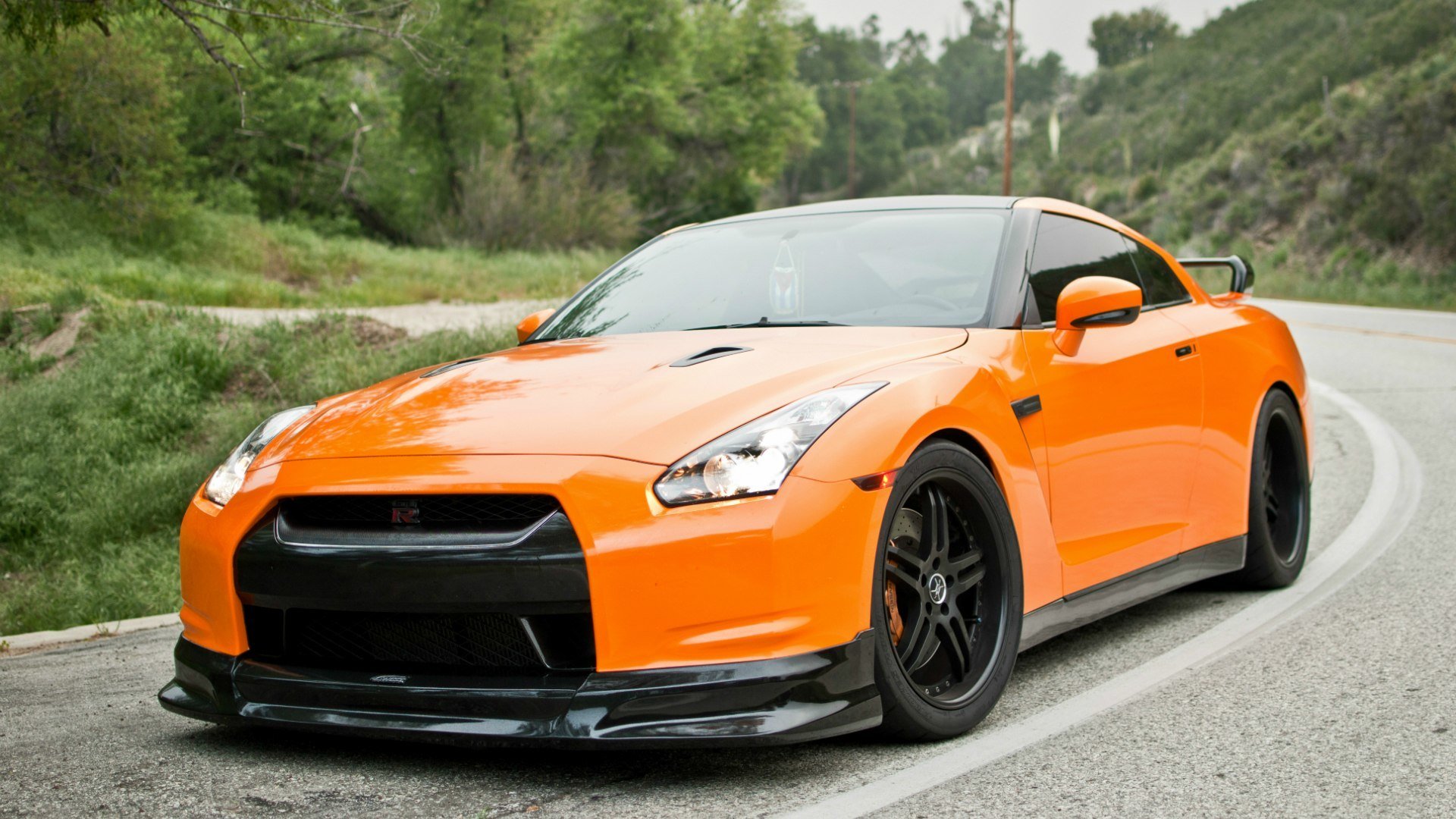 nissan gtr r35 arancione strada