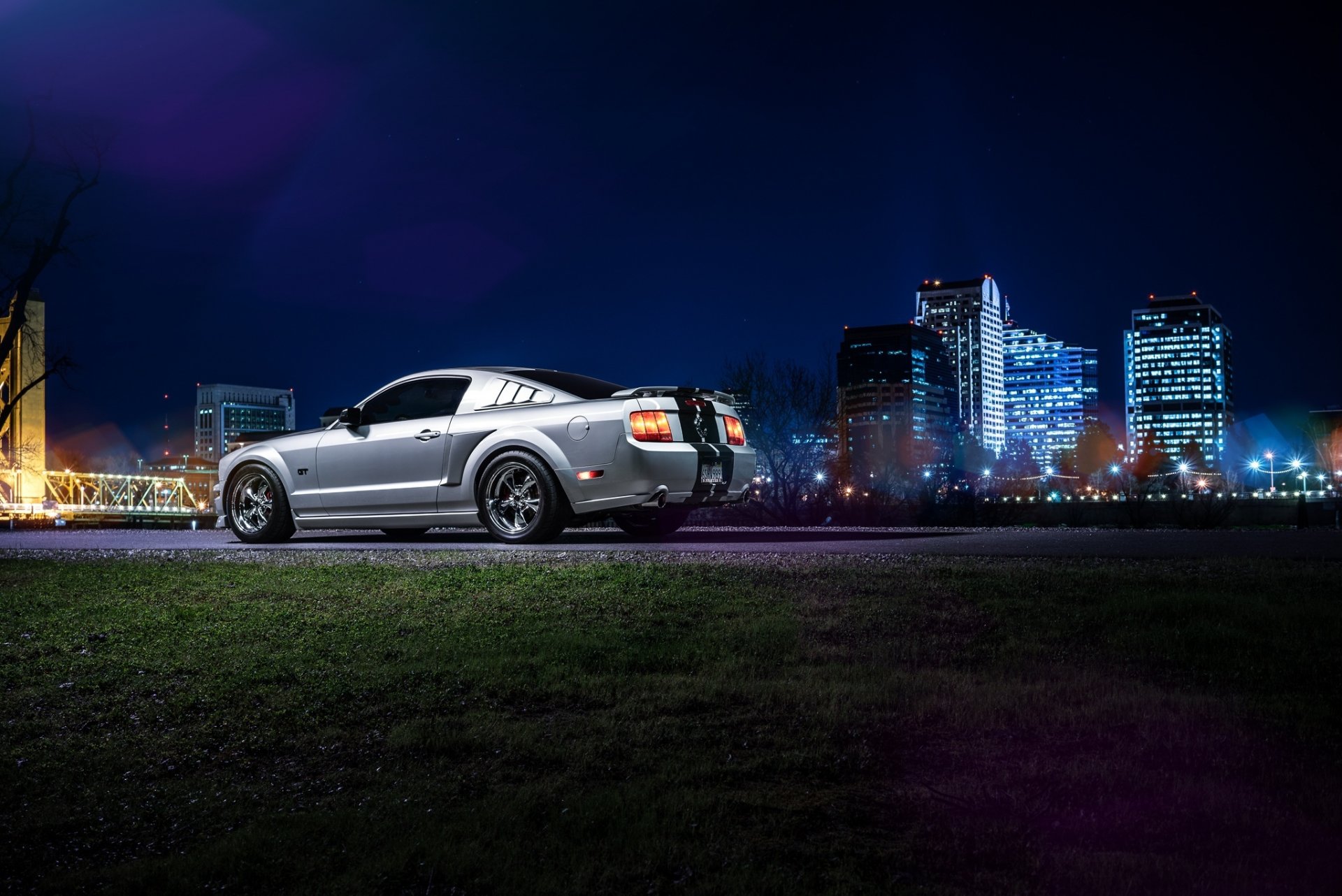 ford mustang americano muscle car nigth scuro centro posteriore