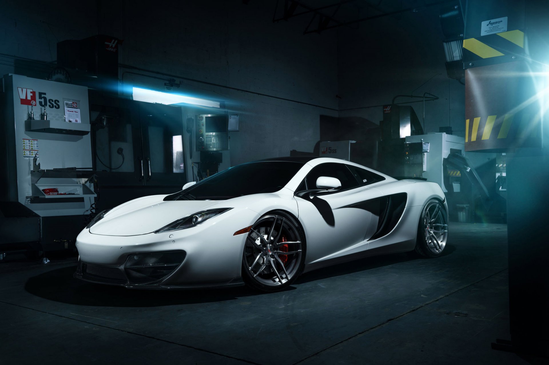 mclaren mp4-12c ruote bianco garage luce anteriore