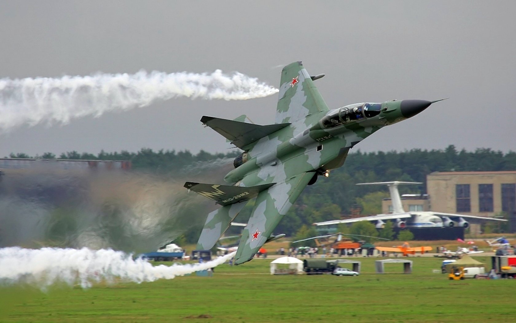 mig 29 sobre el suelo columnas de humo aviación demostración aviones equipo militar aviación militar aviación acrobacia aérea