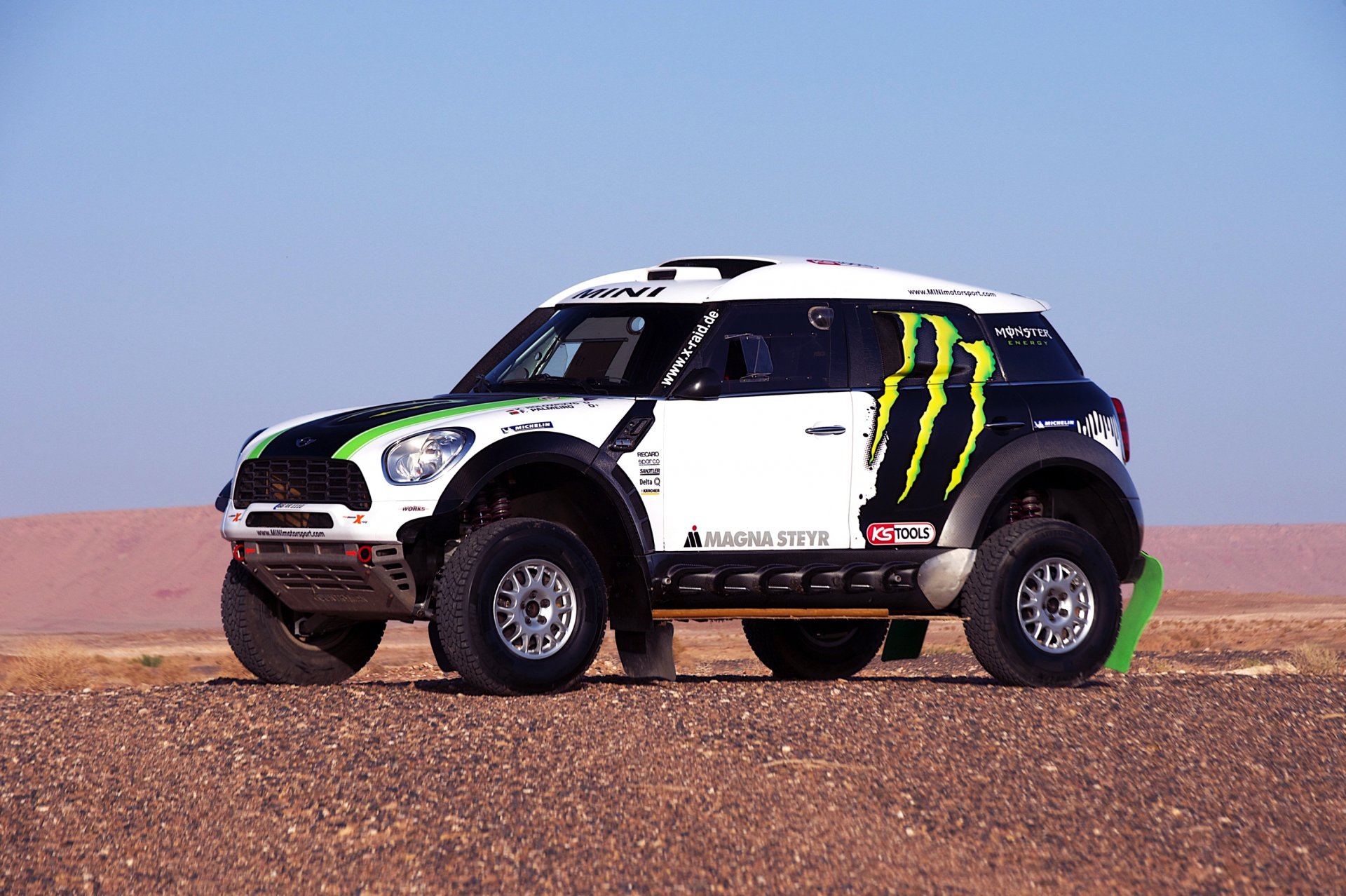 mini mini cooper mini dakar x-raid rajd widok z boku suv 2014 na miejscu biały