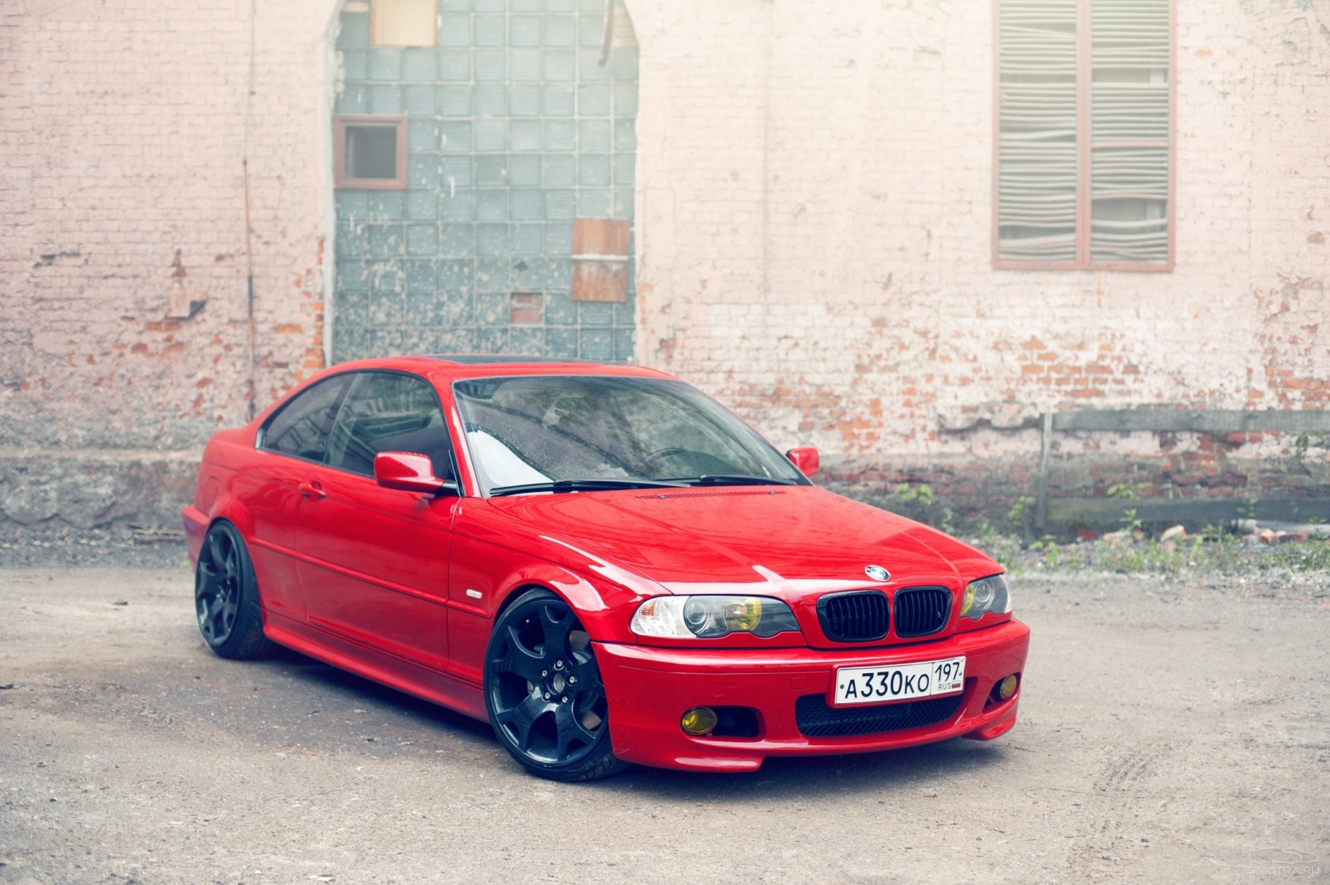 bmw e46 красная стена