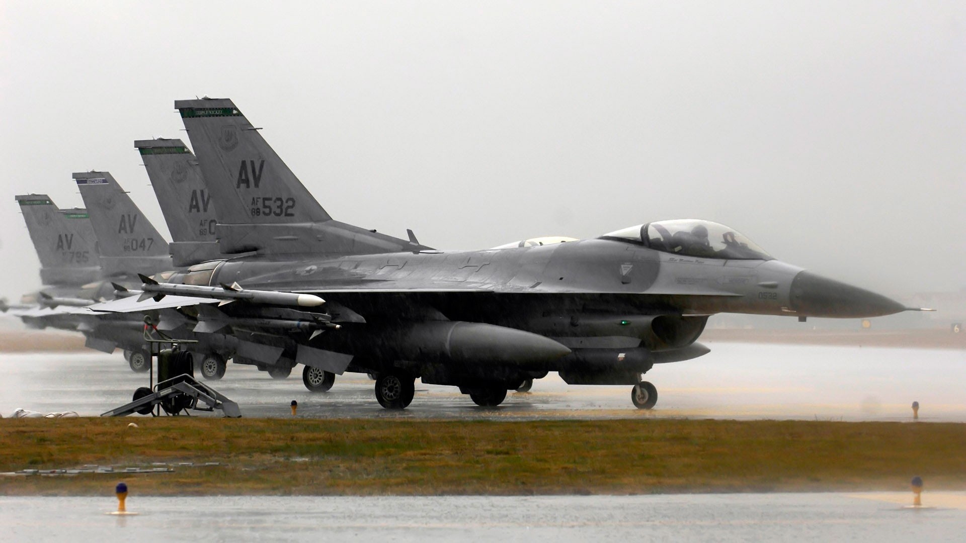 avión caza lluvia base f-16 militar