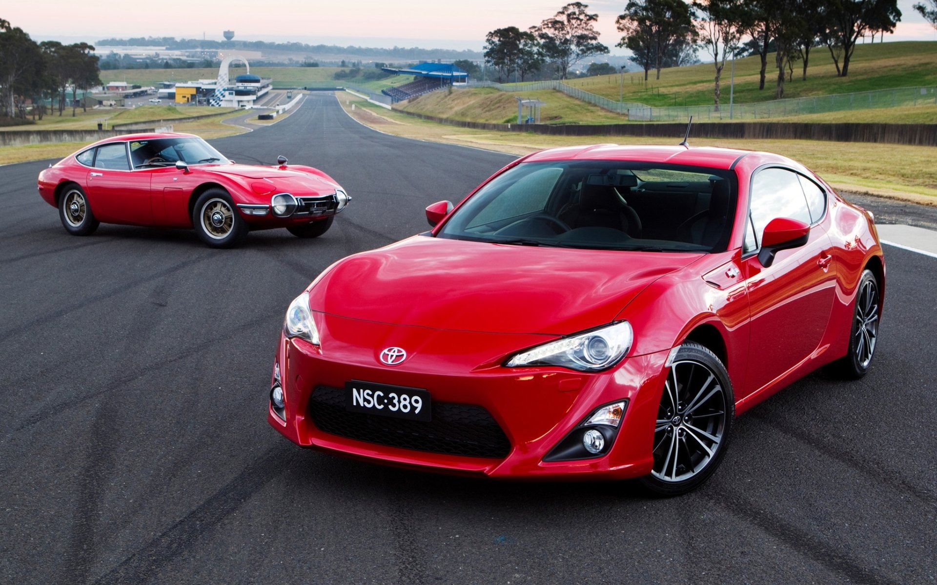 toyota 86 gt 2000gt toyota coupe rojo frente pista de carreras horizonte