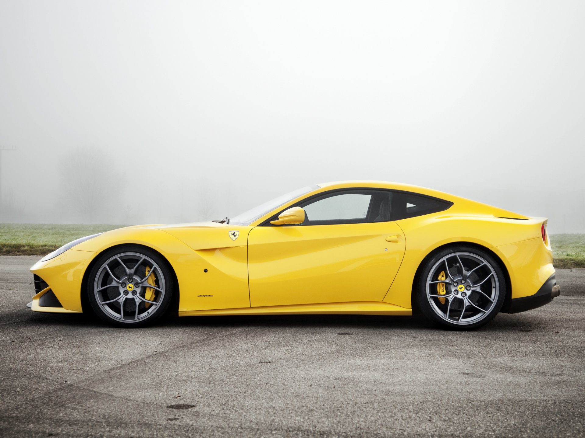 piękna ferrari mgła f12berlinetta