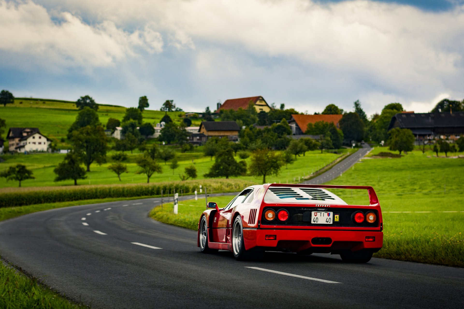 ferrari f40 сзади лампы дорога поле деревня трава облака небо