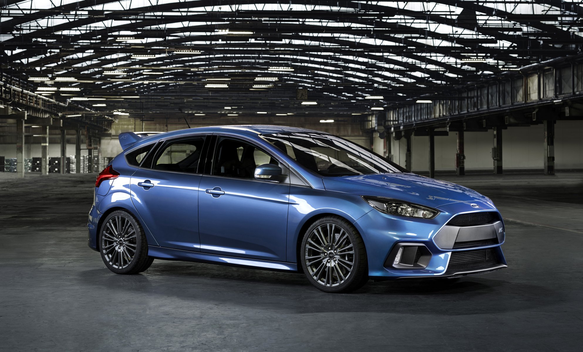 ford 2015 focus rs niebieski metaliczny bok samochód zdjęcie