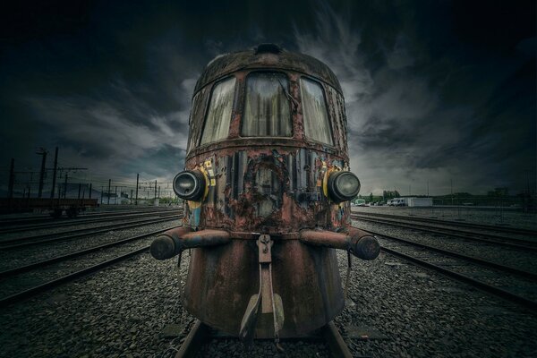 Rareza del tren oscuro en los rieles