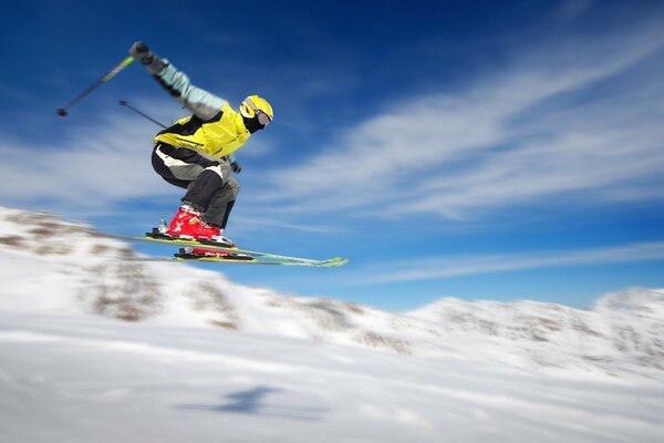 Snowboarder volando cuesta abajo