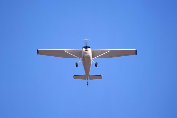 Petit avion de passagers sur fond de ciel bleu