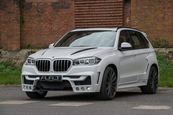 Voiture blanche BMW dans le stationnement