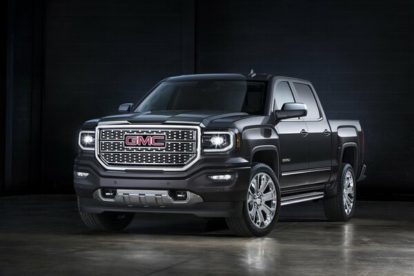 Schwarzer Sierra Denali Pickup auf schwarzem Hintergrund