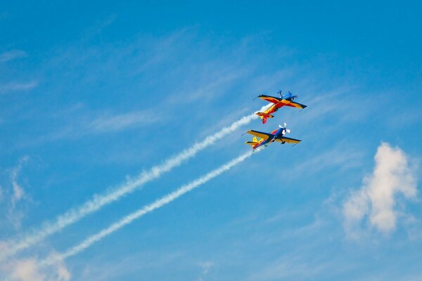 Dos aviones en el cielo contra las nubes