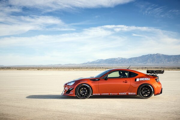 Toyota naranja, listo para arrancar