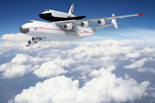 Avion blanc sur fond de nuages blancs