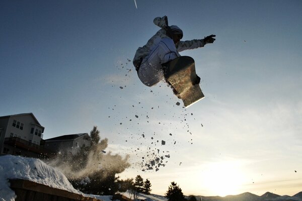 Snowboarder en un salto de esquí en el pueblo