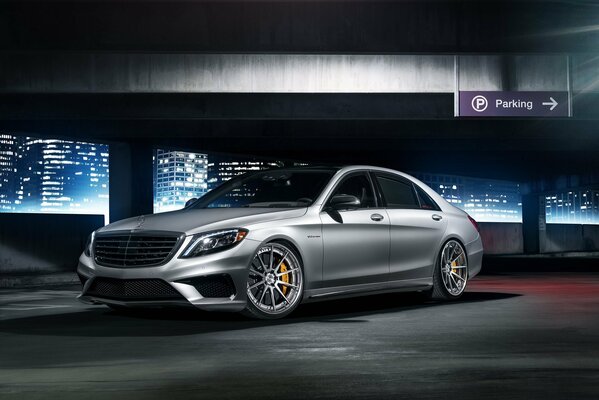 Mmercedes-benz S63 na tle nocnego miasta