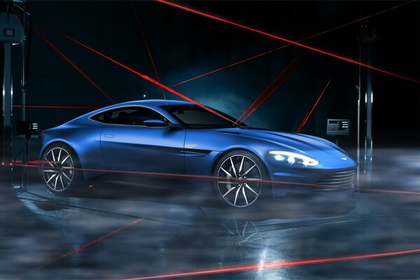 Blauer Aston Martin in Dunkelheit und Laserstrahlen