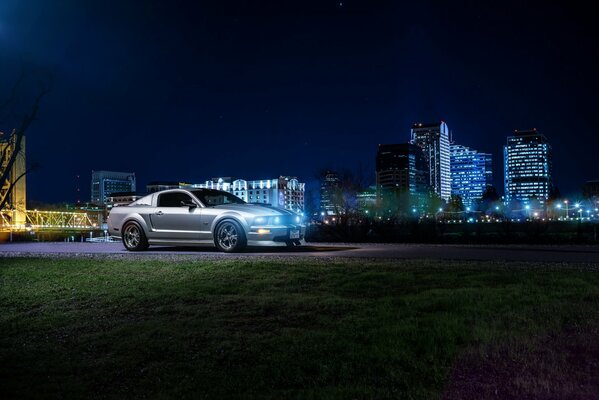 Amerikanischer Ford Mustang im Zentrum des Geschehens