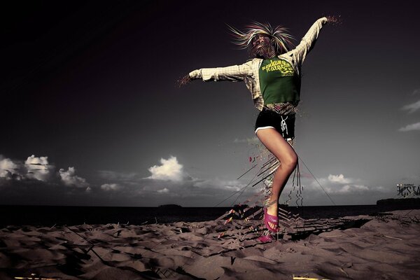 Fille sur le sable sur la plage posant