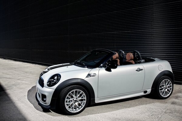 Mini Cooper bianco con fantastici cerchi e fari