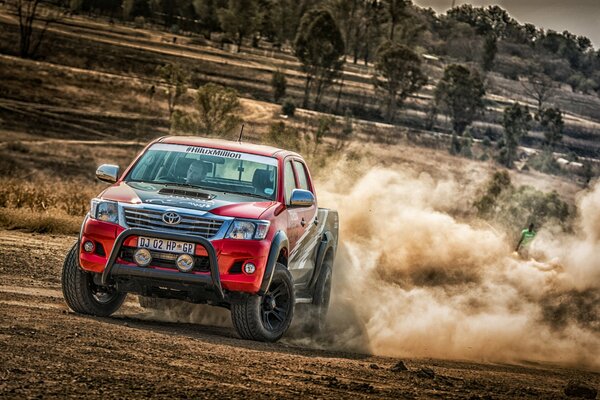 Pick-up rouge sur fond d arbres