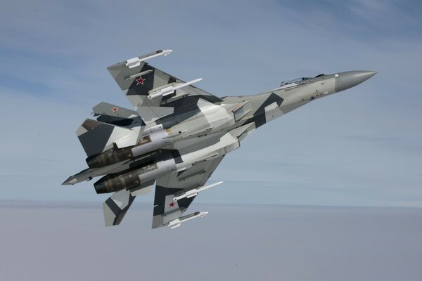 Supersonic heavy fighter in flight