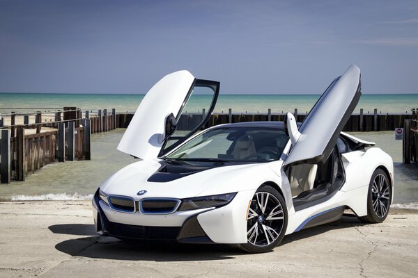 Coche deportivo en el muelle junto al mar