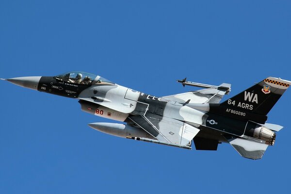 Aereo militare contro il cielo blu