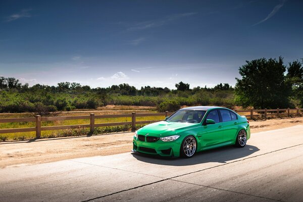 Voiture bmv m3 sur le chemin du village