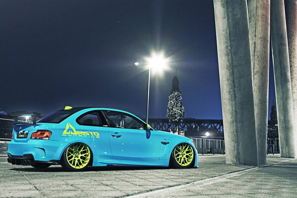 Bleu tuning voiture se tient sous les lumières