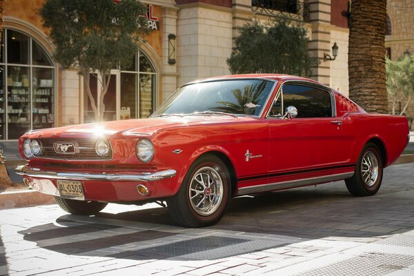 Klasyczny czerwony Ford Mustang