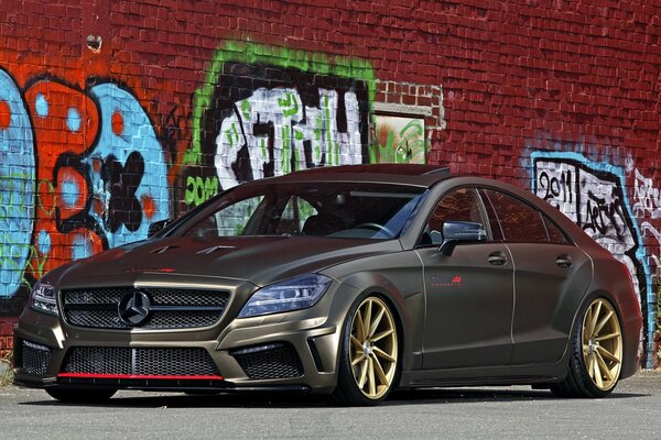 Mercedes-benz W218 i graffiti na ceglanej ścianie
