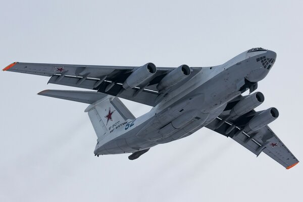 Avión cisterna Il-78m en el aire